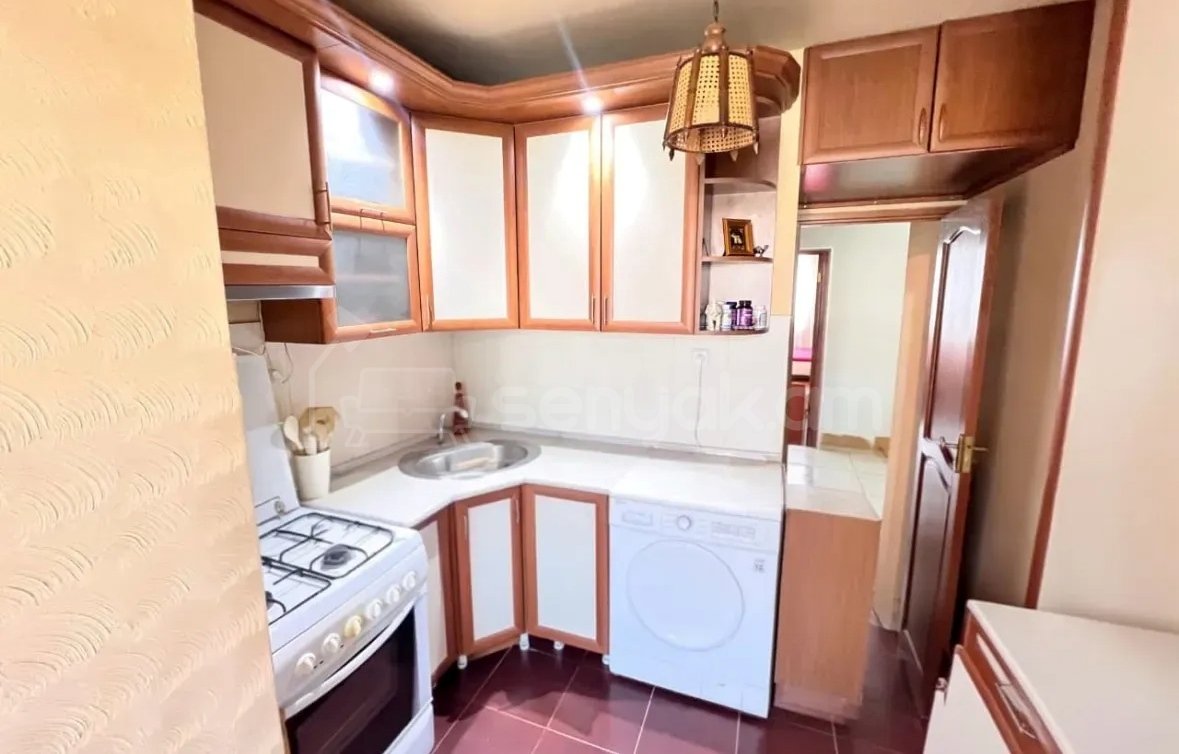3 Սենյականոց Բնակարան Քարե Շենքում, 71քմ, 4/4 հարկ, Նորմալ Վիճակում