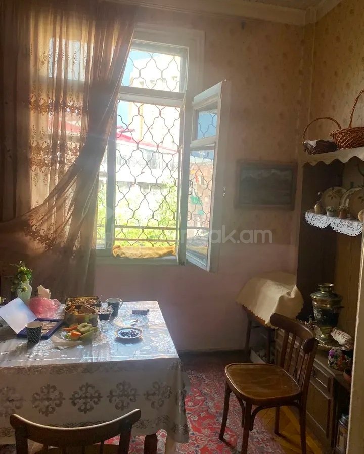 3 Սենյականոց Բնակարան Քարե Շենքում, 75քմ, 2/5 հարկ, Պետական Վիճակում