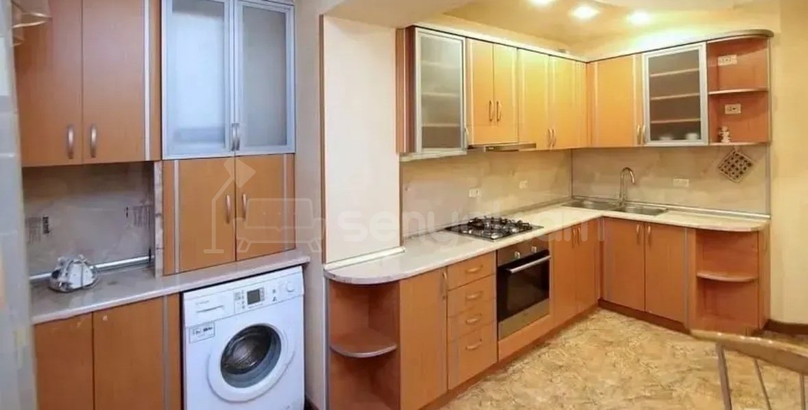 3 Սենյականոց Բնակարան Քարե Շենքում, 74քմ, 4/5 հարկ, Կապիտալ Վերանորոգված