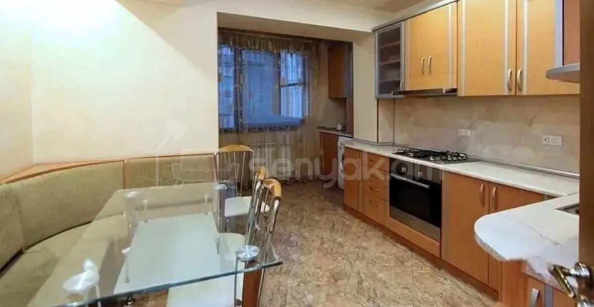 3 Սենյականոց Բնակարան Քարե Շենքում, 74քմ, 4/5 հարկ, Կապիտալ Վերանորոգված
