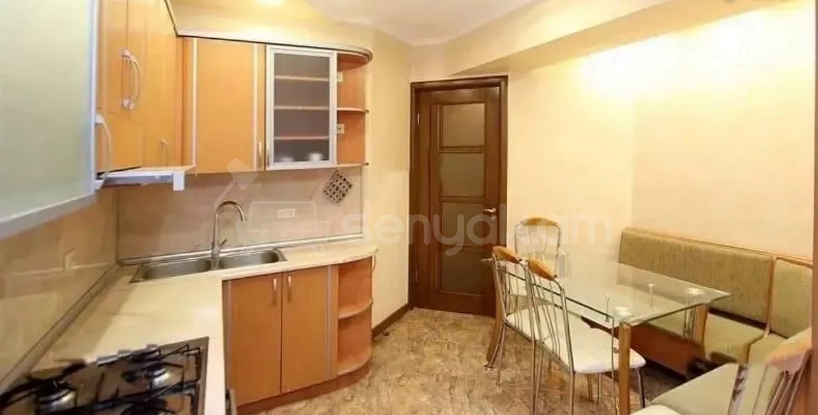 3 Սենյականոց Բնակարան Քարե Շենքում, 74քմ, 4/5 հարկ, Կապիտալ Վերանորոգված