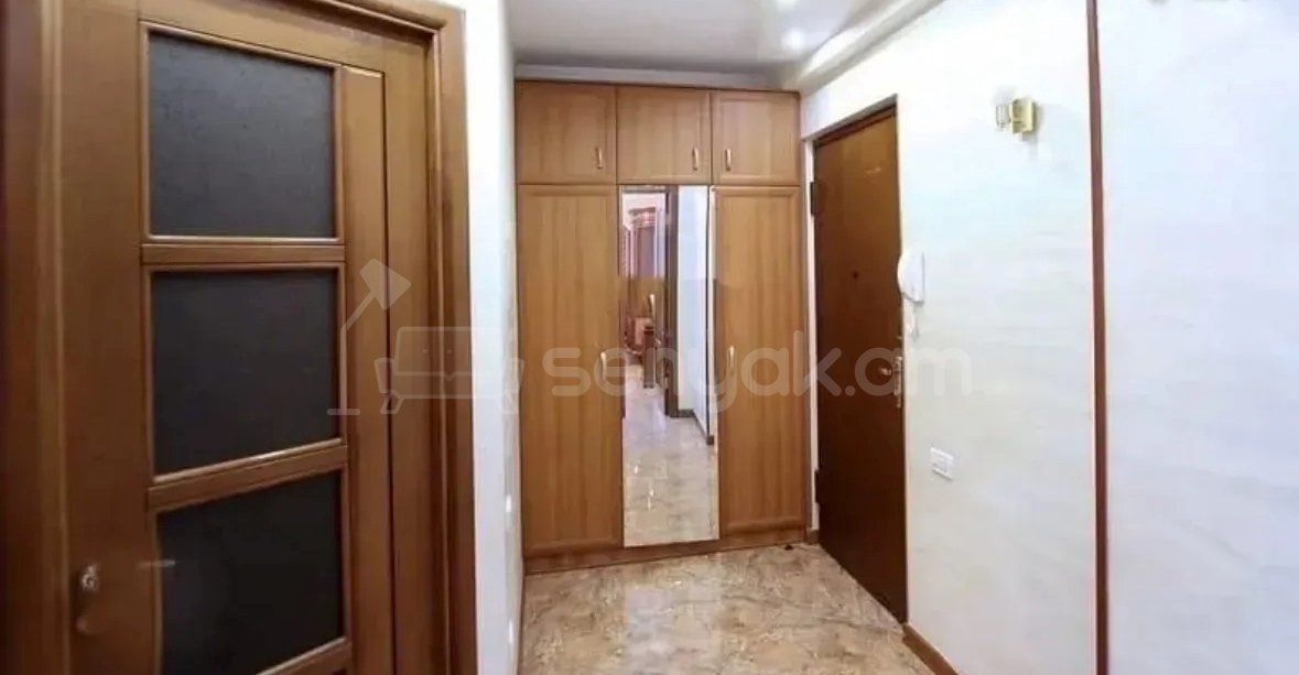 3 Սենյականոց Բնակարան Քարե Շենքում, 74քմ, 4/5 հարկ, Կապիտալ Վերանորոգված
