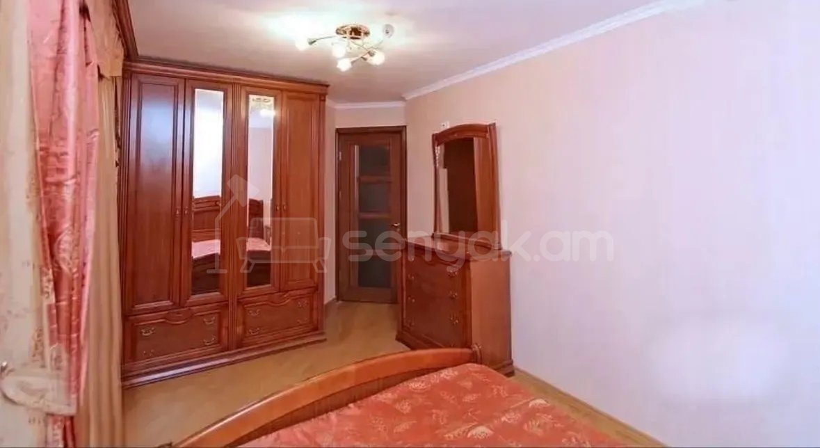 3 Սենյականոց Բնակարան Քարե Շենքում, 74քմ, 4/5 հարկ, Կապիտալ Վերանորոգված