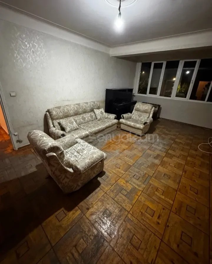 2 Սենյականոց Բնակարան Քարե Շենքում, 50քմ, 4/5 հարկ, Նորմալ Վիճակում, Մասամբ Կահավորված