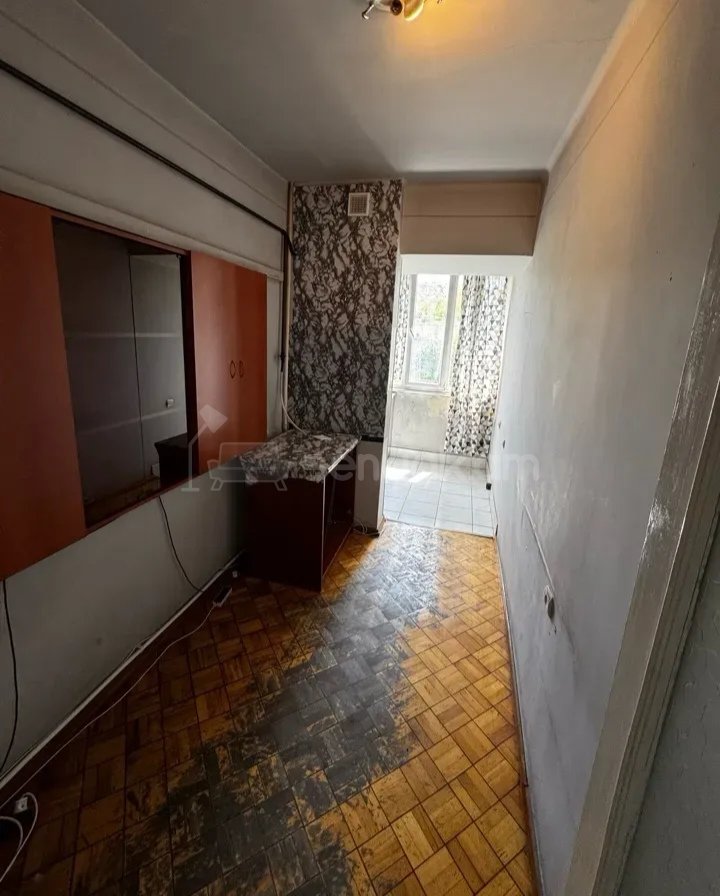2 Սենյականոց Բնակարան Քարե Շենքում, 50քմ, 4/5 հարկ, Նորմալ Վիճակում, Մասամբ Կահավորված