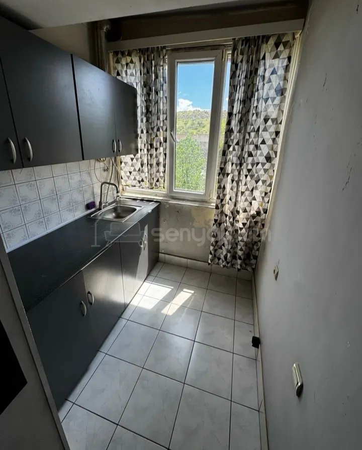 2 Սենյականոց Բնակարան Քարե Շենքում, 50քմ, 4/5 հարկ, Նորմալ Վիճակում, Մասամբ Կահավորված