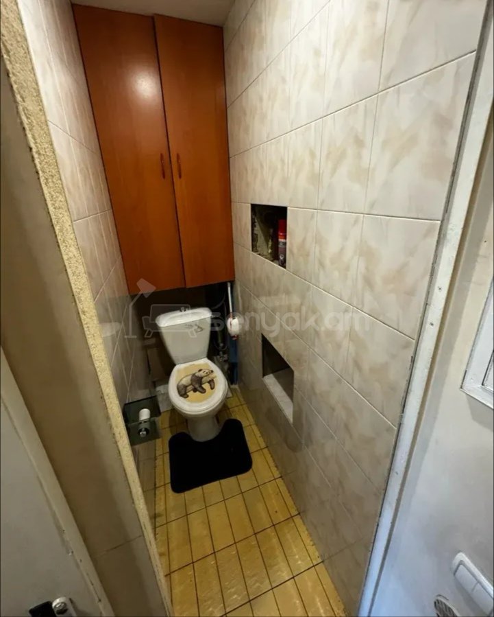 2 Սենյականոց Բնակարան Քարե Շենքում, 50քմ, 4/5 հարկ, Նորմալ Վիճակում, Մասամբ Կահավորված