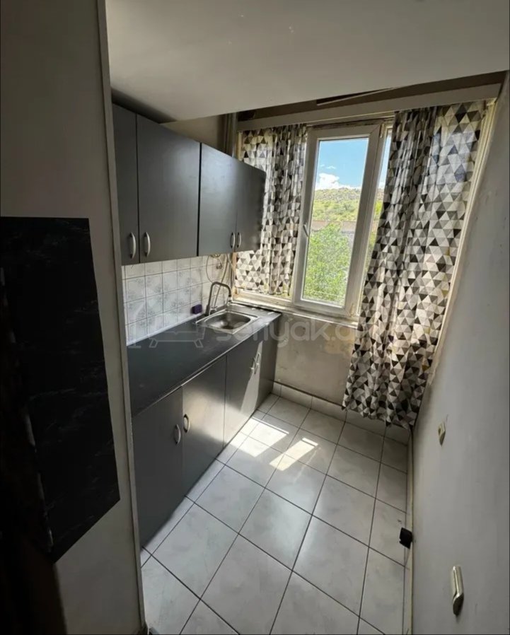 2 Սենյականոց Բնակարան Քարե Շենքում, 50քմ, 4/5 հարկ, Նորմալ Վիճակում, Մասամբ Կահավորված