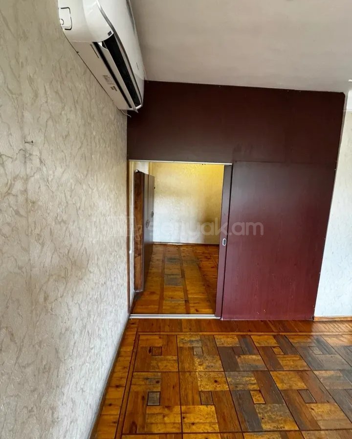 2 Սենյականոց Բնակարան Քարե Շենքում, 50քմ, 4/5 հարկ, Նորմալ Վիճակում, Մասամբ Կահավորված