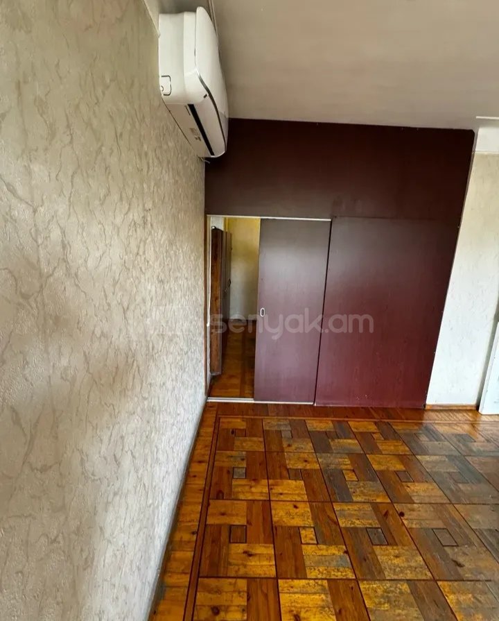 2 Սենյականոց Բնակարան Քարե Շենքում, 50քմ, 4/5 հարկ, Նորմալ Վիճակում, Մասամբ Կահավորված
