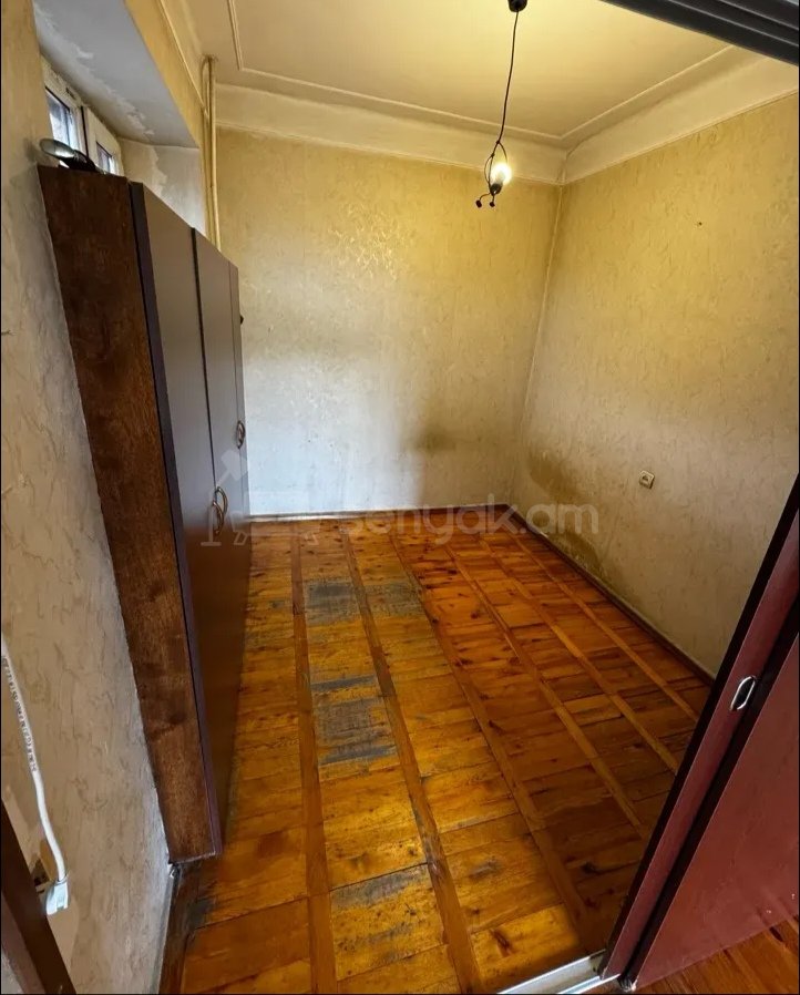2 Սենյականոց Բնակարան Քարե Շենքում, 50քմ, 4/5 հարկ, Նորմալ Վիճակում, Մասամբ Կահավորված