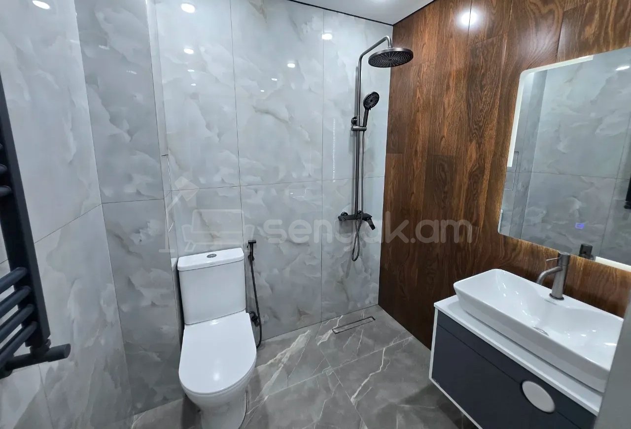 3 Սենյականոց Բնակարան Քարե Շենքում, 61քմ, 4/5 հարկ, Կապիտալ Վերանորոգված