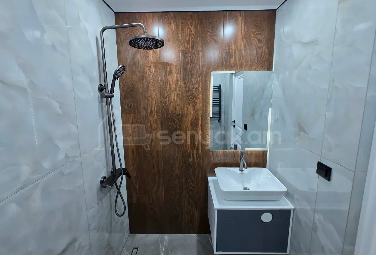 3 Սենյականոց Բնակարան Քարե Շենքում, 61քմ, 4/5 հարկ, Կապիտալ Վերանորոգված