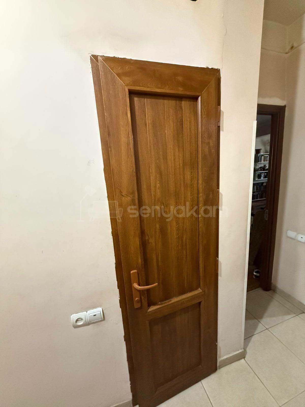 5 Սենյականոց Բնակարան Քարե Շենքում, 133քմ, 5/5 հարկ, Նորմալ Վիճակում