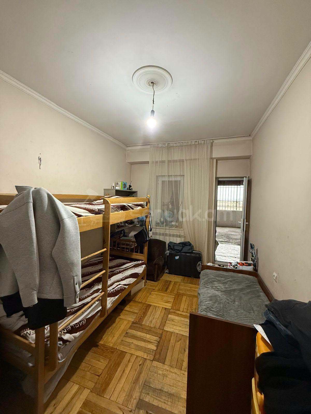 5 Սենյականոց Բնակարան Քարե Շենքում, 133քմ, 5/5 հարկ, Նորմալ Վիճակում
