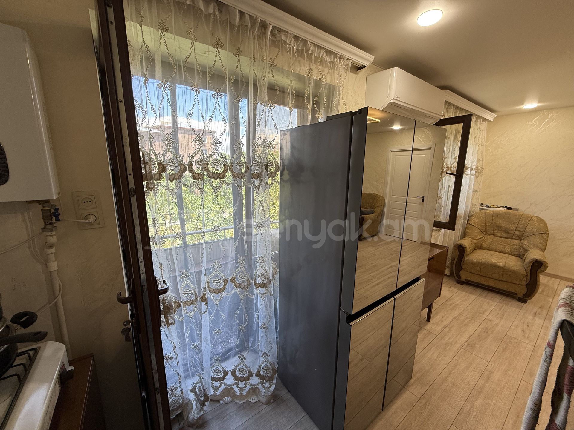 2 Սենյականոց Բնակարան Քարե Շենքում, 42քմ, 3/4 հարկ, Կոսմետիկ Վերանորոգված