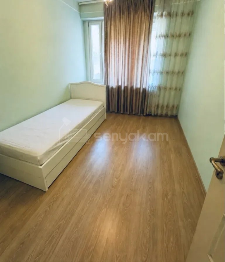 4 Սենյականոց Բնակարան Քարե Շենքում, 100քմ, 2/5 հարկ, Նորմալ Վիճակում, Կահավորված