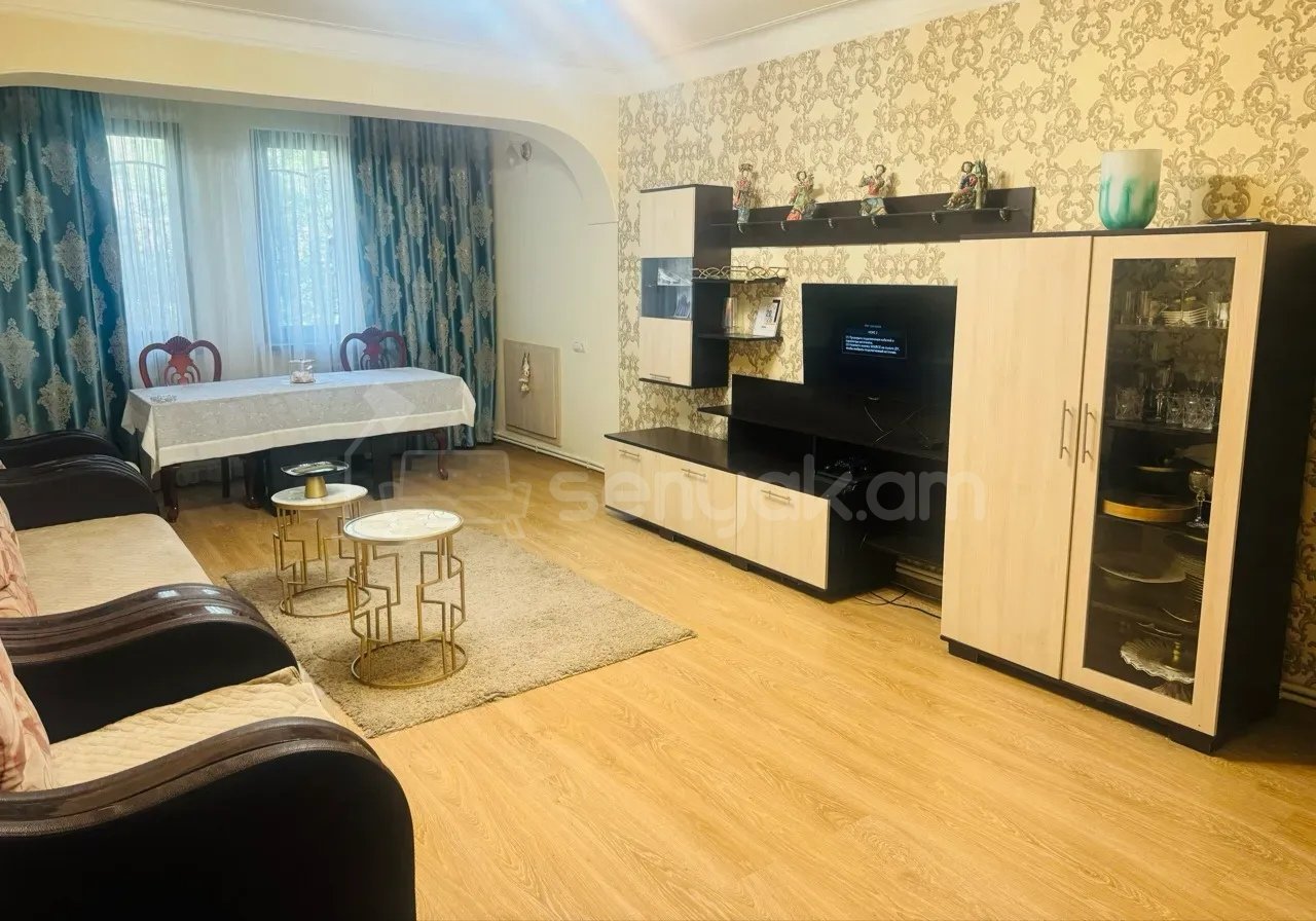 4 Սենյականոց Բնակարան Քարե Շենքում, 100քմ, 2/5 հարկ, Նորմալ Վիճակում, Կահավորված