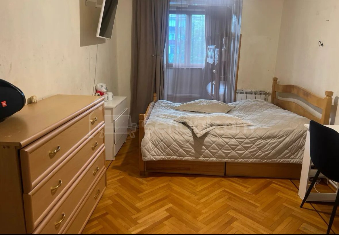 4 Սենյականոց Բնակարան Քարե Շենքում, 98քմ, 4/5 հարկ, Կապիտալ Վերանորոգված, Կահավորված