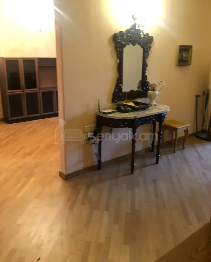 3 Սենյականոց Բնակարան Քարե Շենքում, 94քմ, 3/4 հարկ, Նորմալ Վիճակում