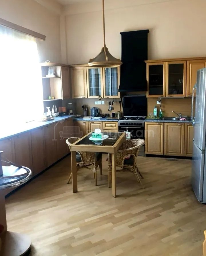 3 Սենյականոց Բնակարան Քարե Շենքում, 94քմ, 3/4 հարկ, Նորմալ Վիճակում