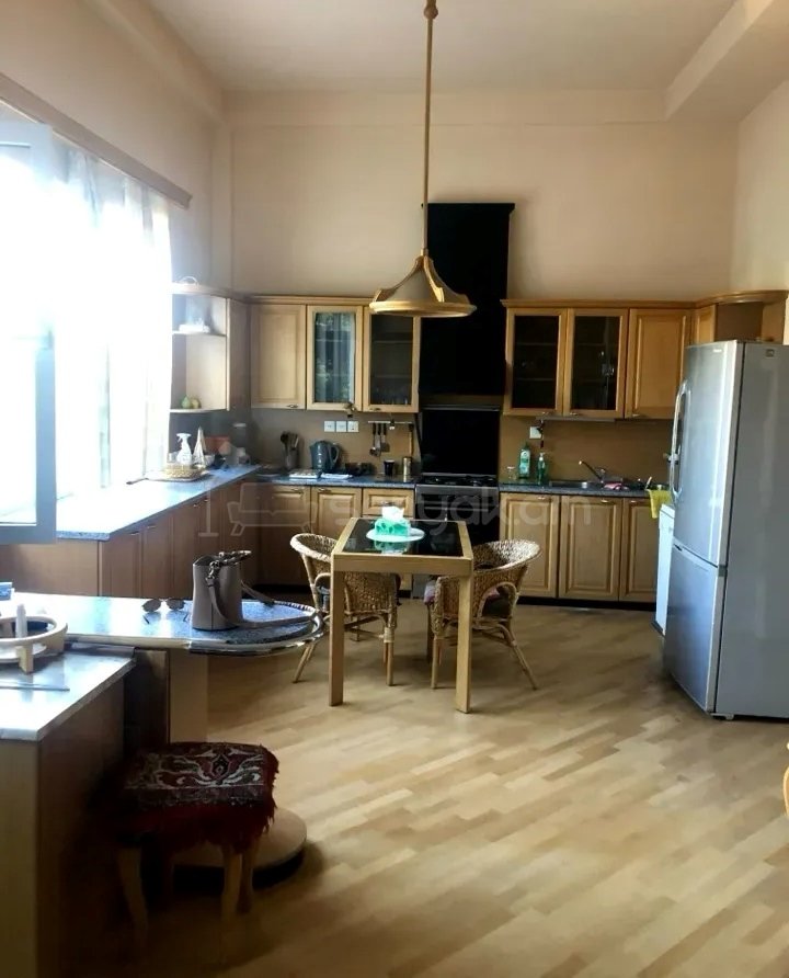 3 Սենյականոց Բնակարան Քարե Շենքում, 94քմ, 3/4 հարկ, Նորմալ Վիճակում