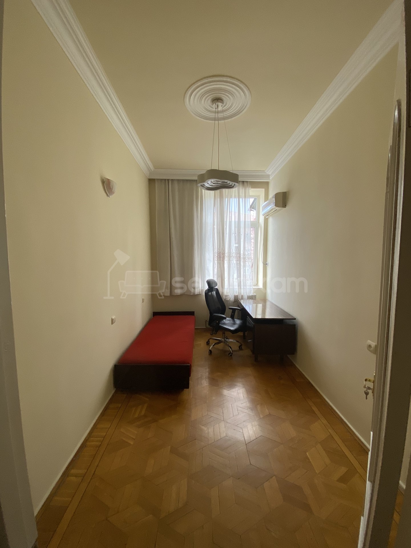 3 Սենյականոց Բնակարան Քարե Շենքում, 76քմ, 3/5 հարկ, Կապիտալ Վերանորոգված, Մասամբ Կահավորված