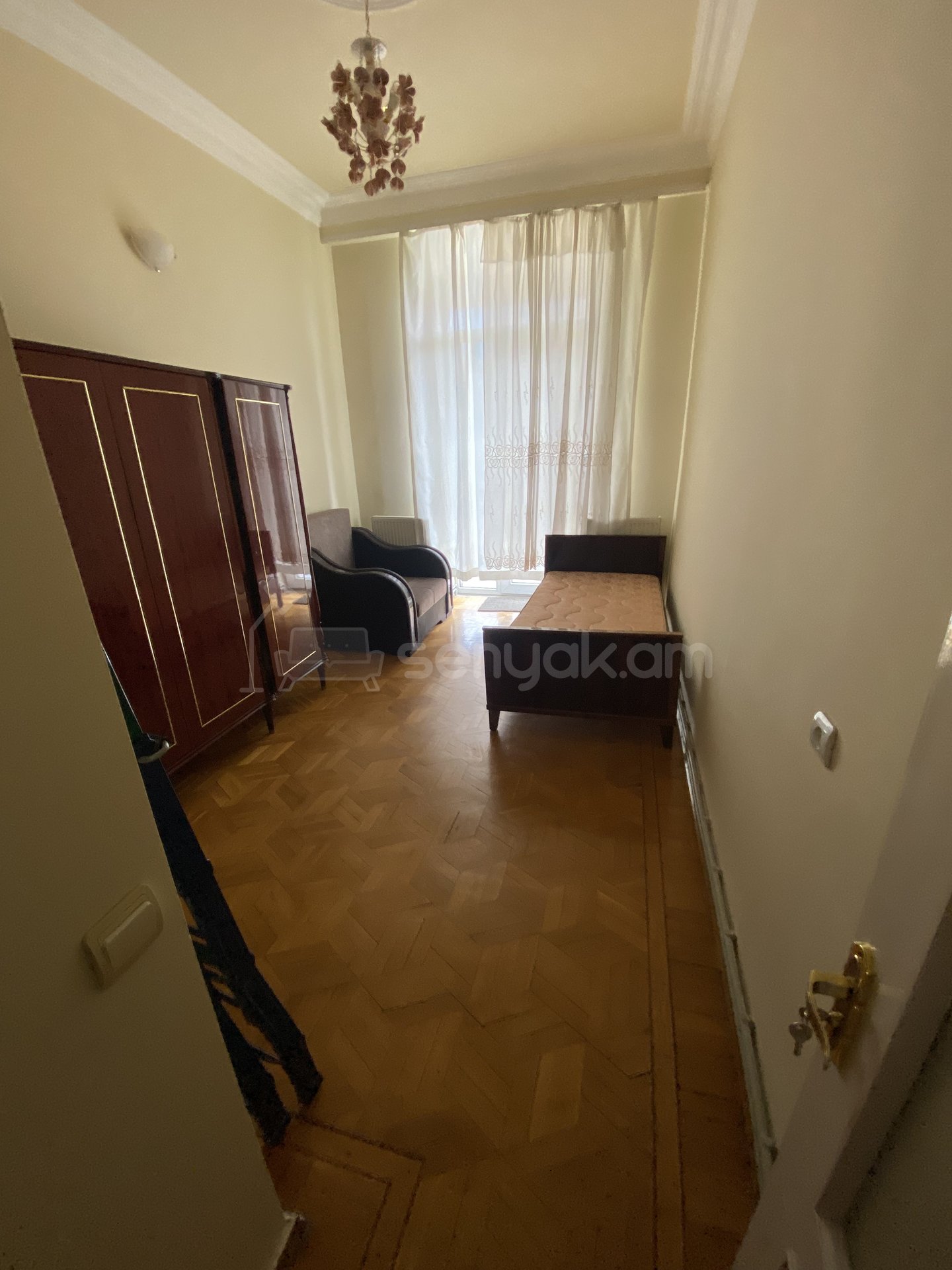 3 Սենյականոց Բնակարան Քարե Շենքում, 76քմ, 3/5 հարկ, Կապիտալ Վերանորոգված, Մասամբ Կահավորված