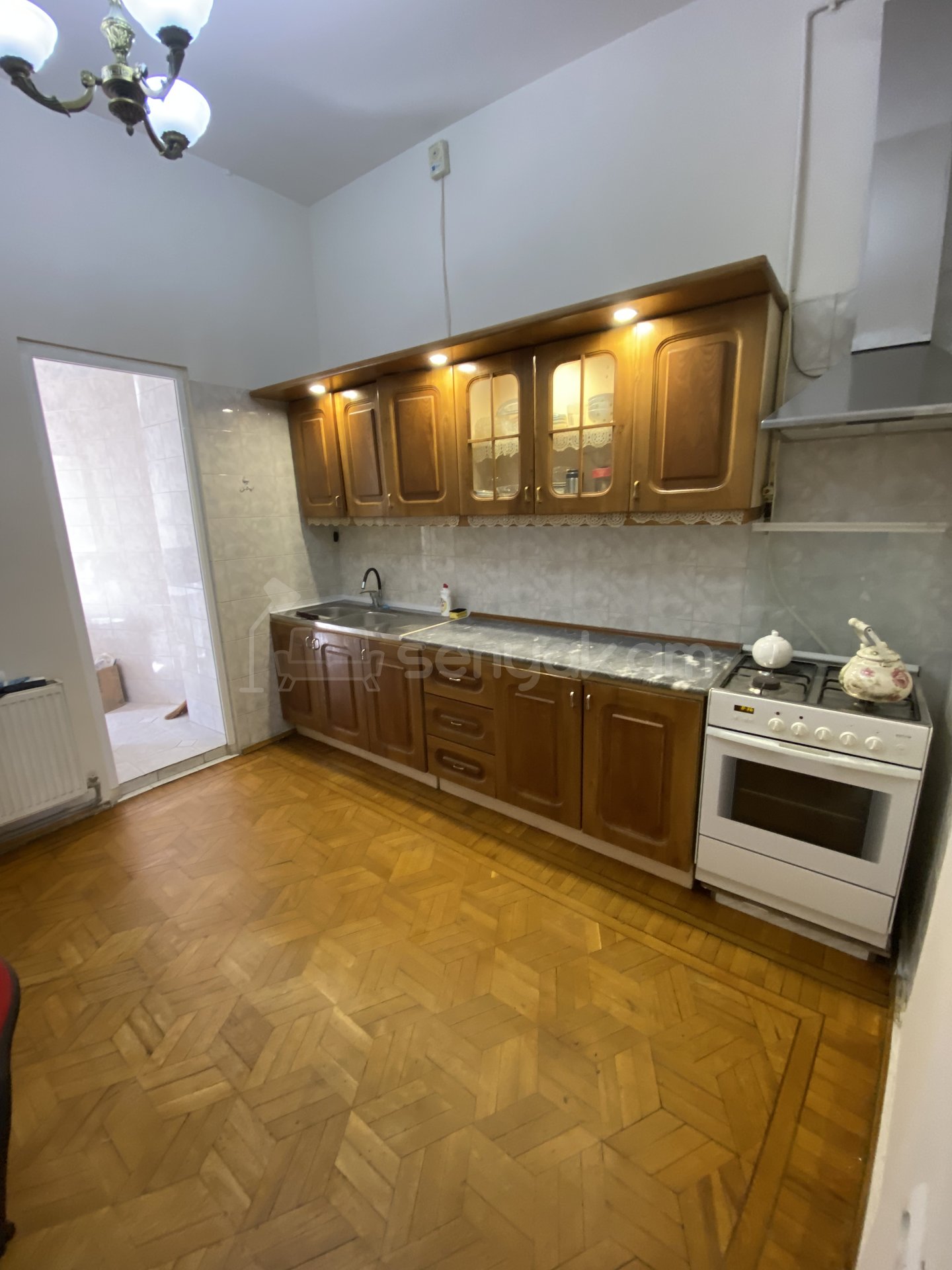 3 Սենյականոց Բնակարան Քարե Շենքում, 76քմ, 3/5 հարկ, Կապիտալ Վերանորոգված, Մասամբ Կահավորված