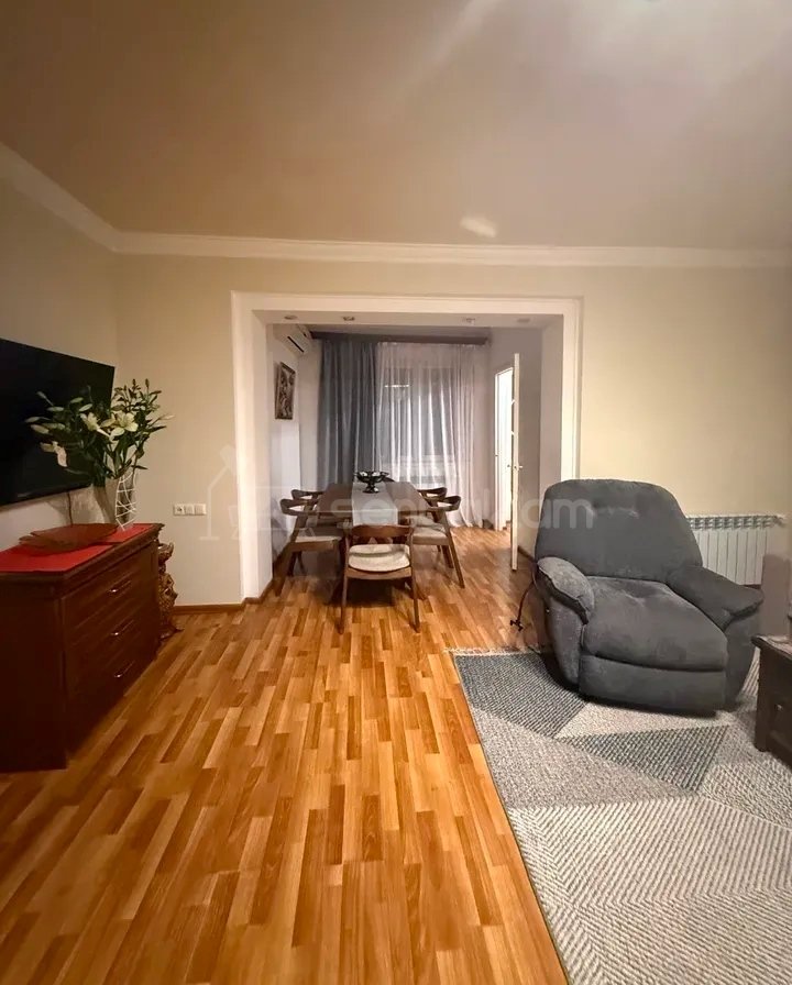 3 Սենյականոց Բնակարան Քարե Շենքում, 90քմ, 5/5 հարկ, Նորմալ Վիճակում