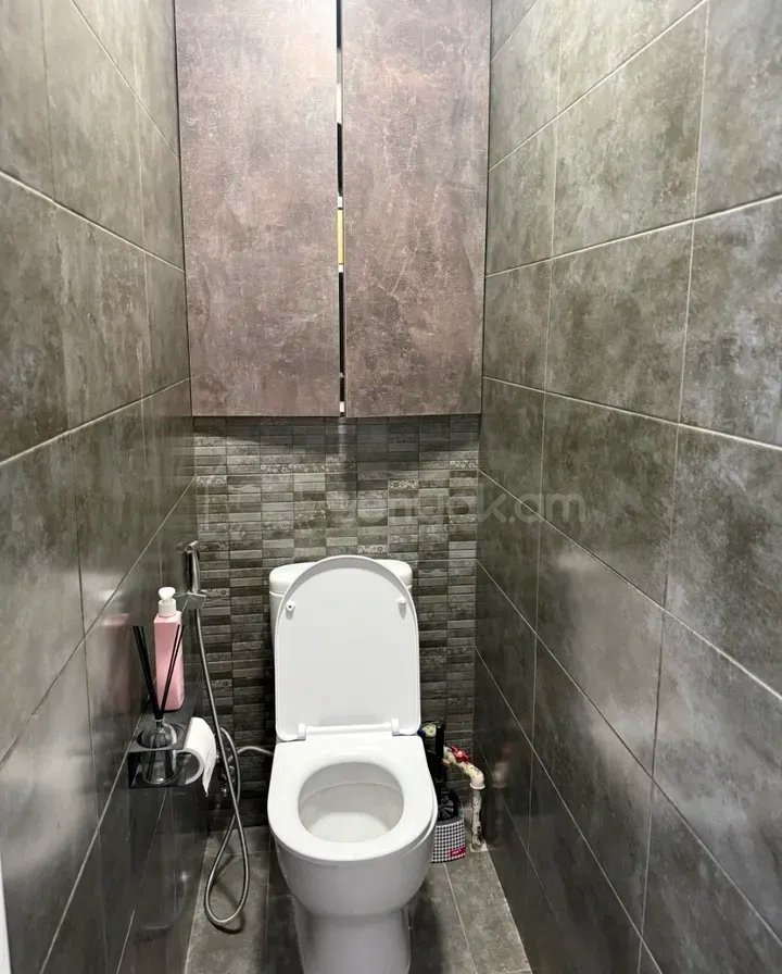 3 Սենյականոց Բնակարան Քարե Շենքում, 90քմ, 5/5 հարկ, Նորմալ Վիճակում