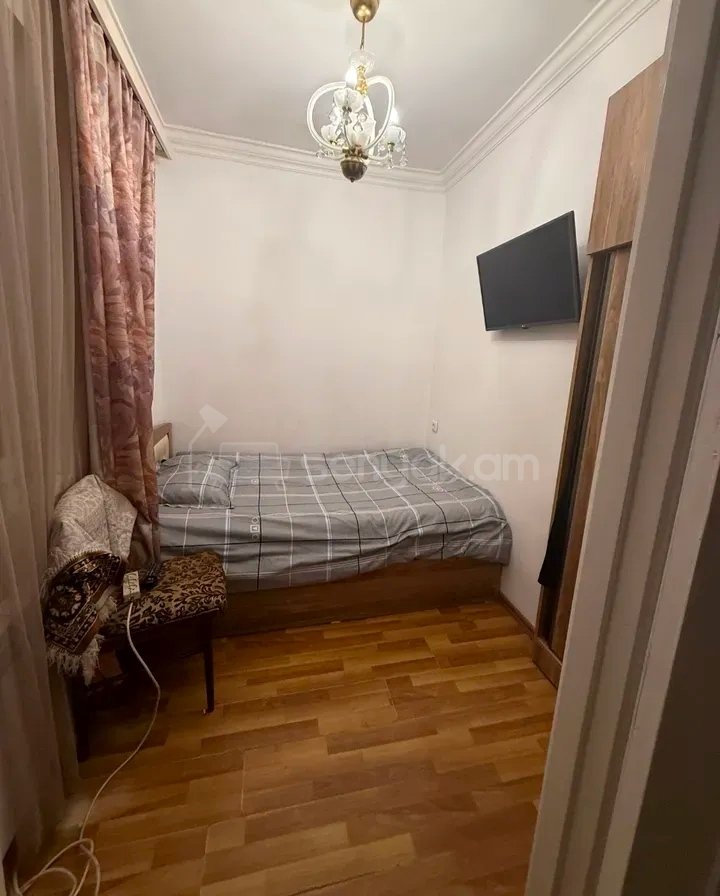 3 Սենյականոց Բնակարան Քարե Շենքում, 90քմ, 5/5 հարկ, Նորմալ Վիճակում