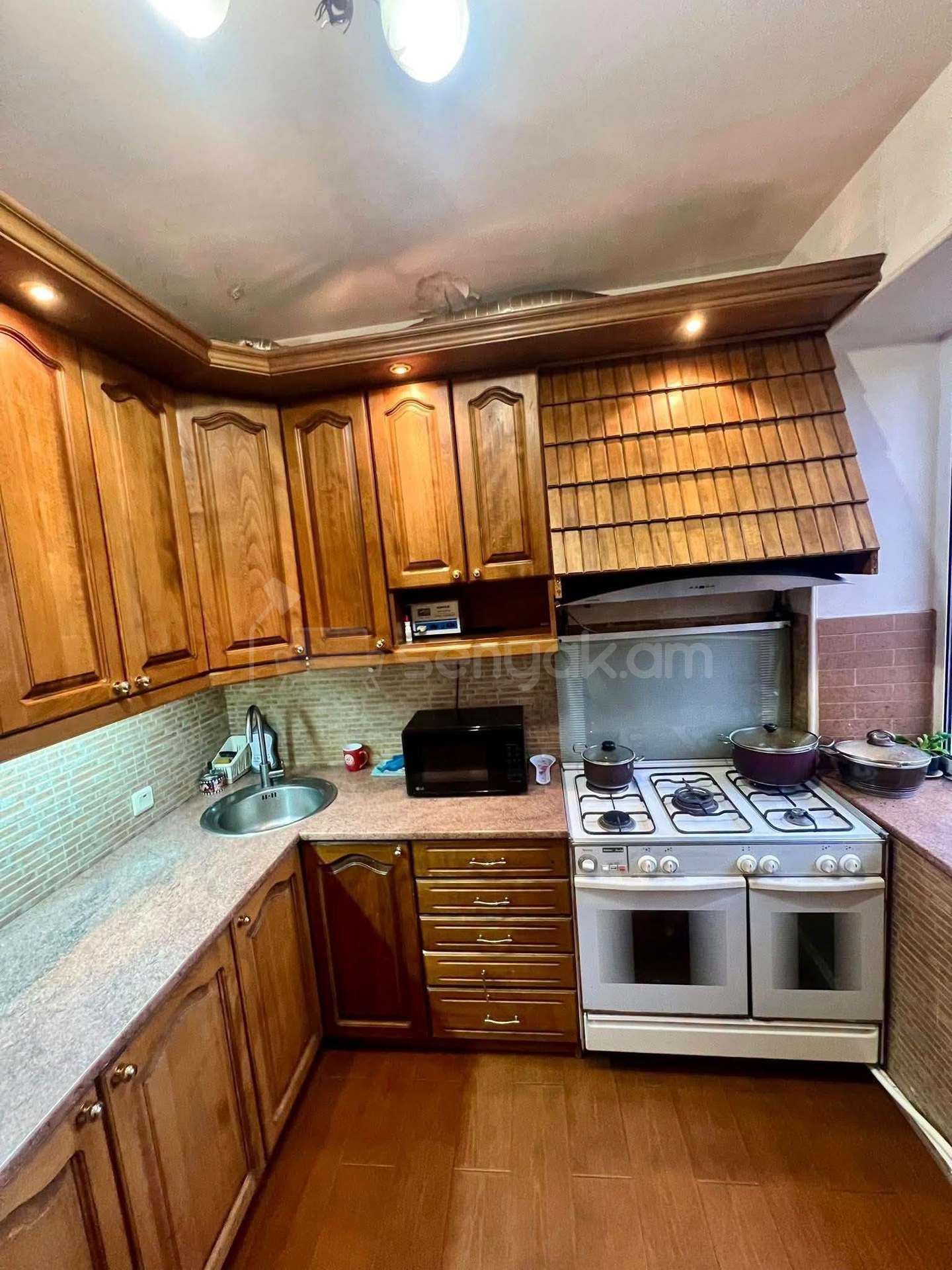 4 Սենյականոց Բնակարան Քարե Շենքում, 110քմ, 3/5 հարկ, Նորմալ Վիճակում
