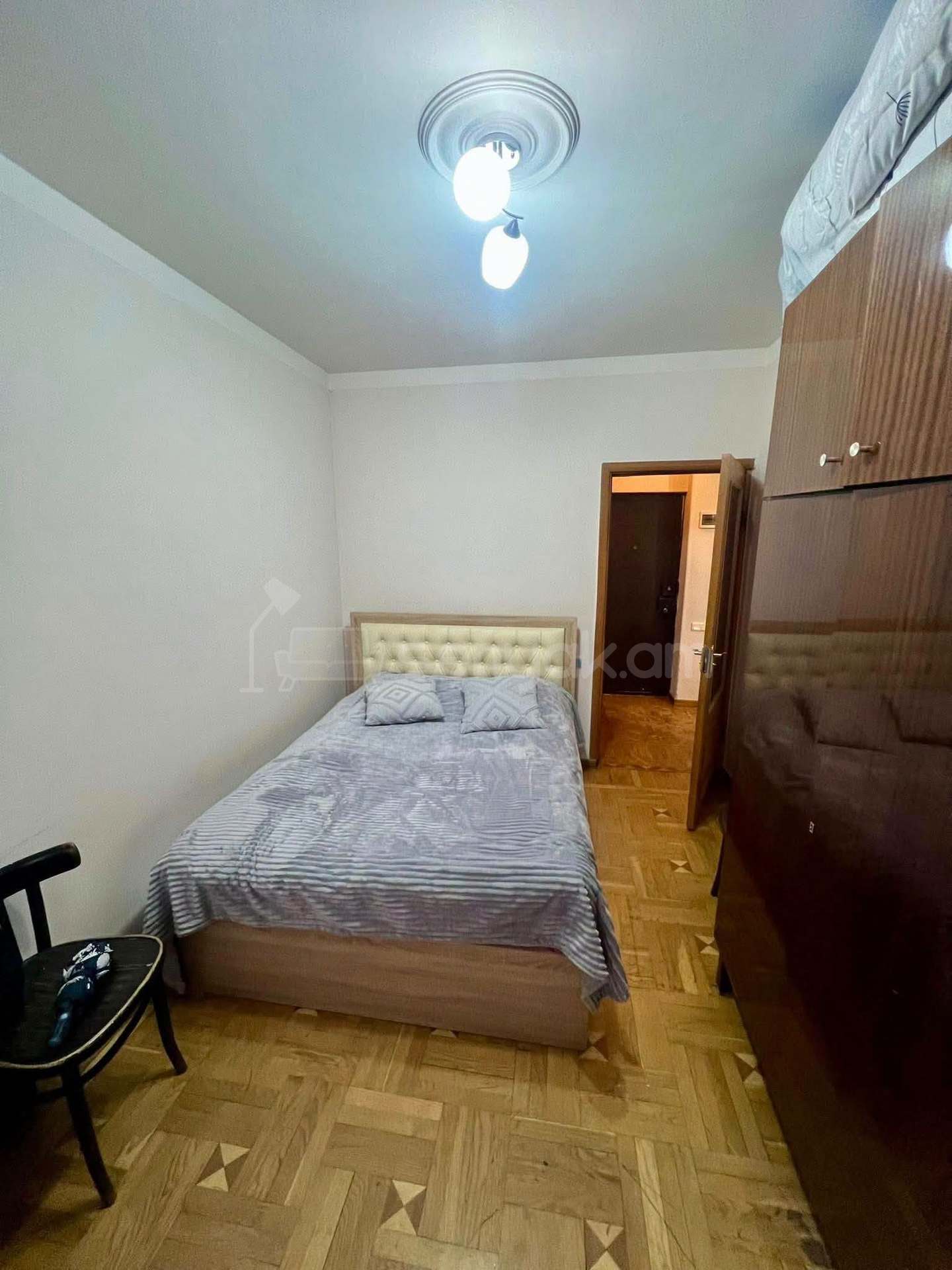 4 Սենյականոց Բնակարան Քարե Շենքում, 110քմ, 3/5 հարկ, Նորմալ Վիճակում