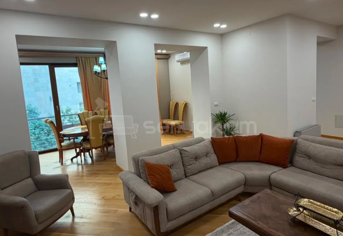 4 Սենյականոց Բնակարան Քարե Շենքում, 113քմ, 3/5 հարկ, Դիզայներական Վերանորոգված
