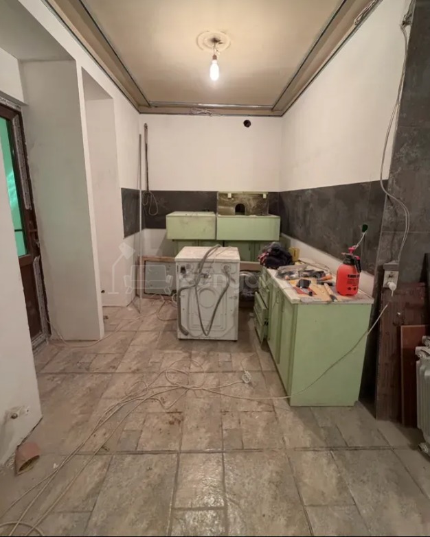 3 Սենյականոց Բնակարան Քարե Շենքում, 70քմ, 2/5 հարկ, Կապիտալ Վերանորոգված