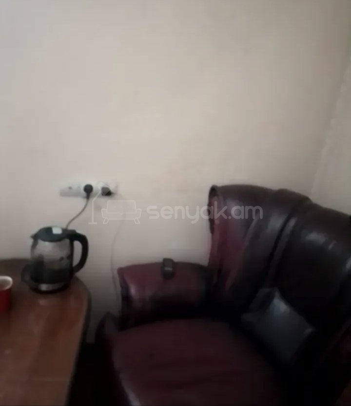 1 Սենյականոց Բնակարան Քարե Շենքում, 32քմ, 1/4 հարկ, Նորմալ Վիճակում