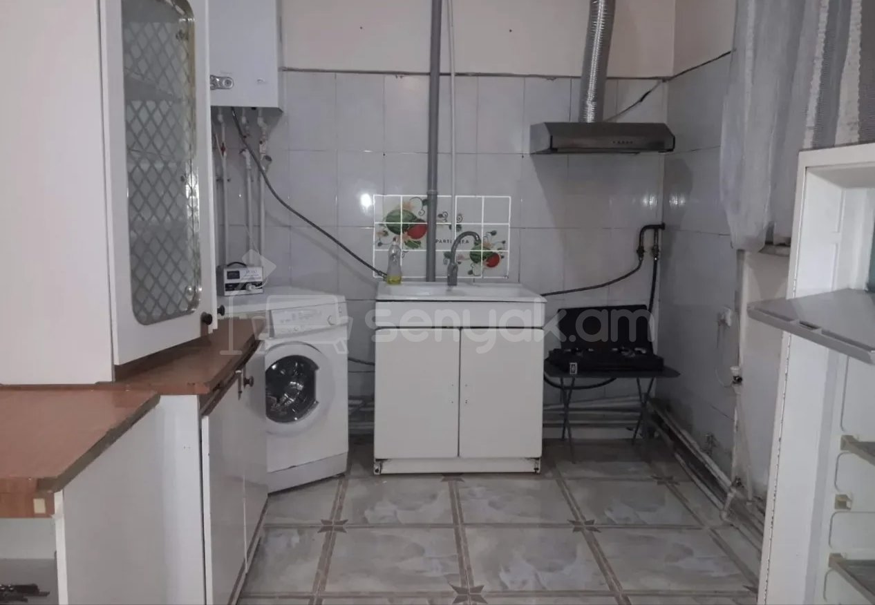 3 Սենյականոց Բնակարան Քարե Շենքում, 67քմ, 2/2 հարկ, Նորմալ Վիճակում, Կահավորված, Արևկող