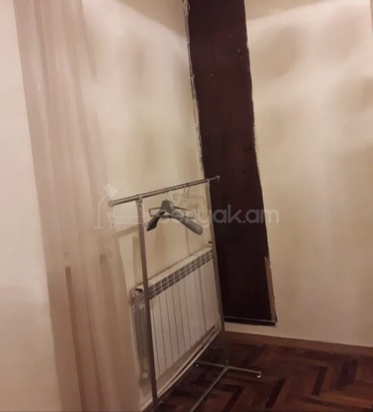 3 Սենյականոց Բնակարան Քարե Շենքում, 67քմ, 2/2 հարկ, Նորմալ Վիճակում, Կահավորված, Արևկող