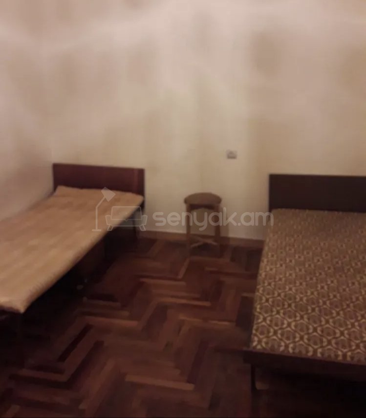 3 Սենյականոց Բնակարան Քարե Շենքում, 67քմ, 2/2 հարկ, Նորմալ Վիճակում, Կահավորված, Արևկող