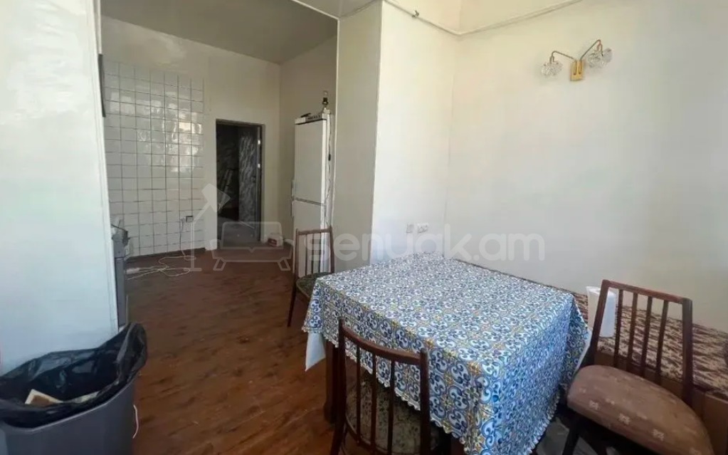3 Սենյականոց Բնակարան Քարե Շենքում, 98քմ, 5/5 հարկ, Նորմալ Վիճակում