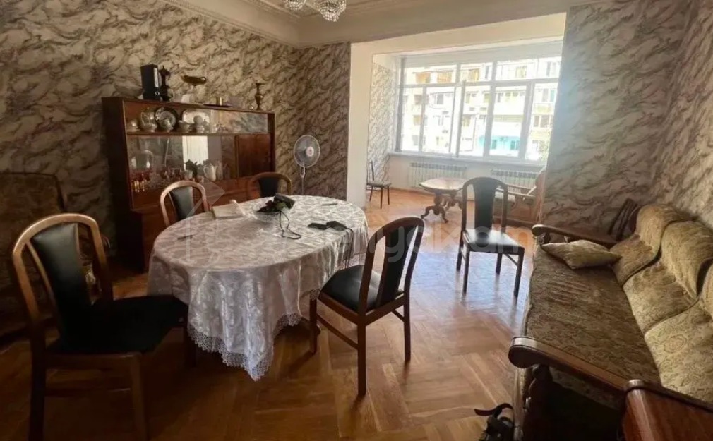 3 Սենյականոց Բնակարան Քարե Շենքում, 98քմ, 5/5 հարկ, Նորմալ Վիճակում