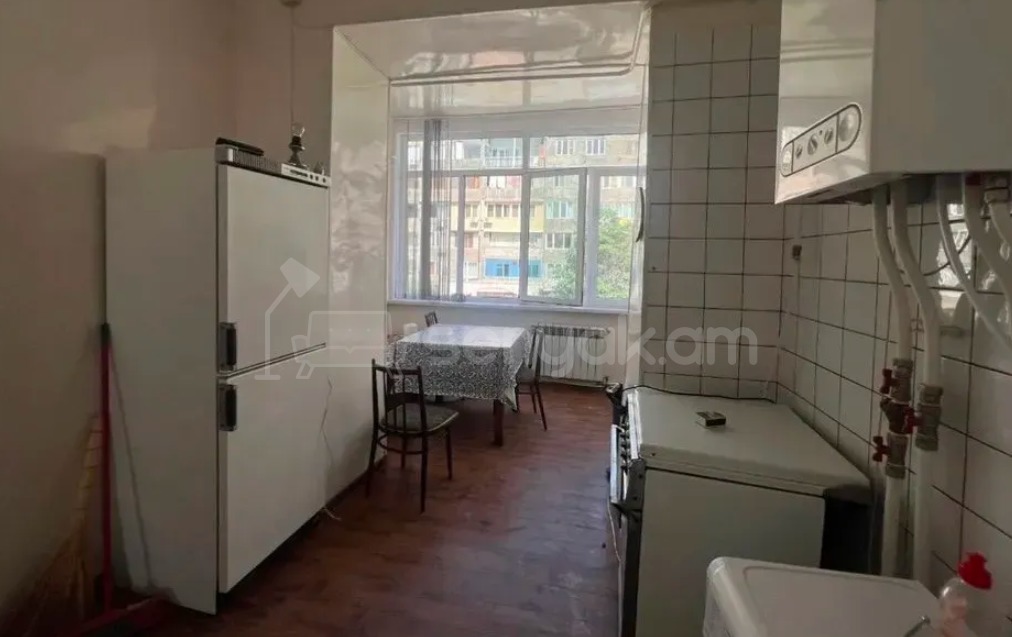 3 Սենյականոց Բնակարան Քարե Շենքում, 98քմ, 5/5 հարկ, Նորմալ Վիճակում