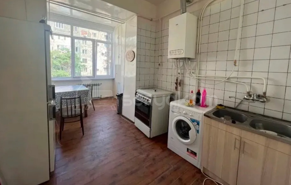 3 Սենյականոց Բնակարան Քարե Շենքում, 98քմ, 5/5 հարկ, Նորմալ Վիճակում