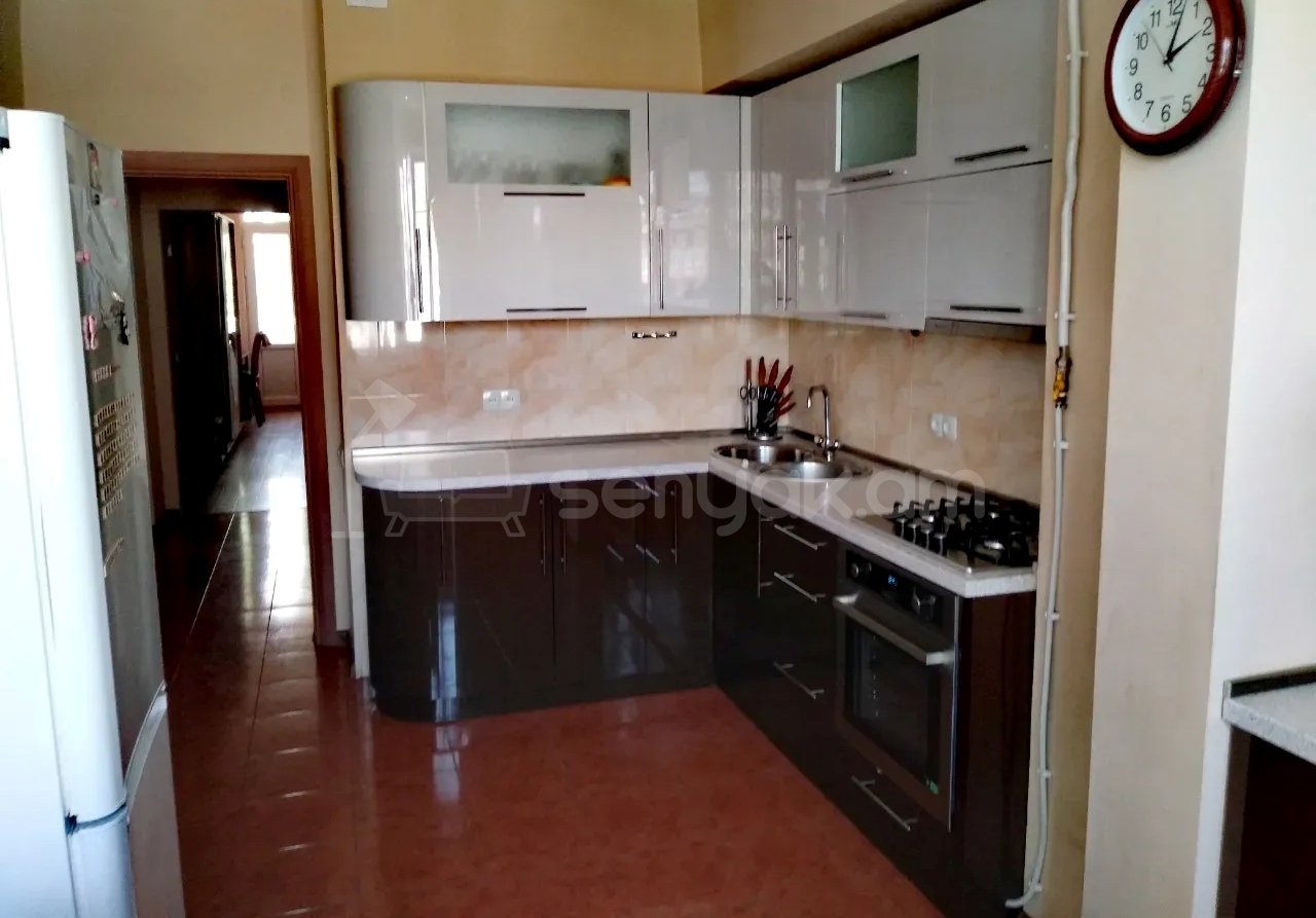 3 Սենյականոց Բնակարան, 90քմ, 4/9 հարկ, Նորմալ Վիճակում