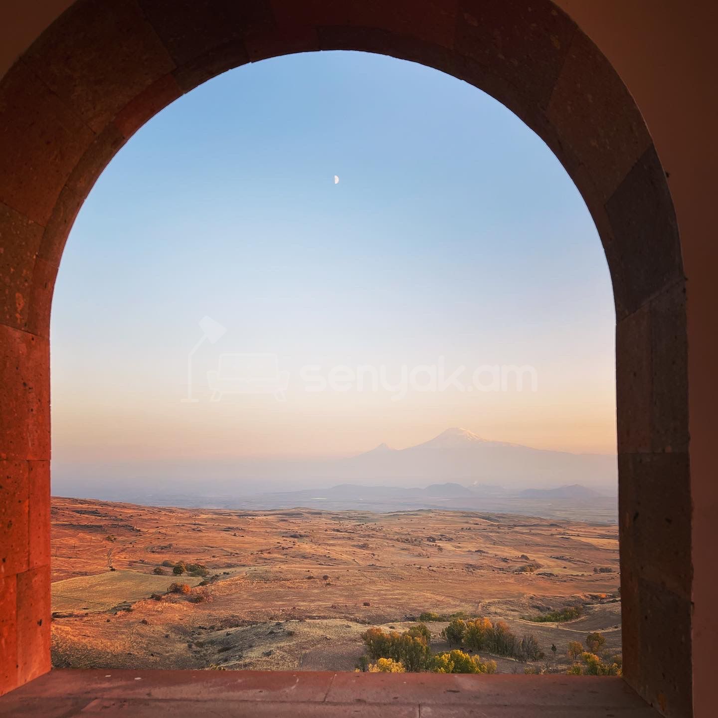8 Սենյականոց Շքեղ Առանձնատուն, 1048քմ, Լողավազանով