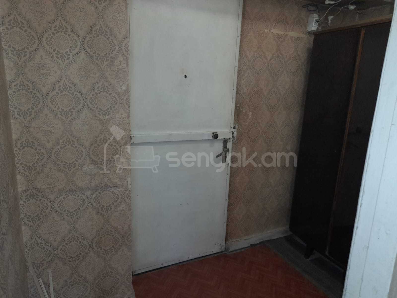 1 Սենյականոց Բնակարան Քարե Շենքում, 40քմ, 1/5 հարկ, Նորմալ Վիճակում, Կահավորված