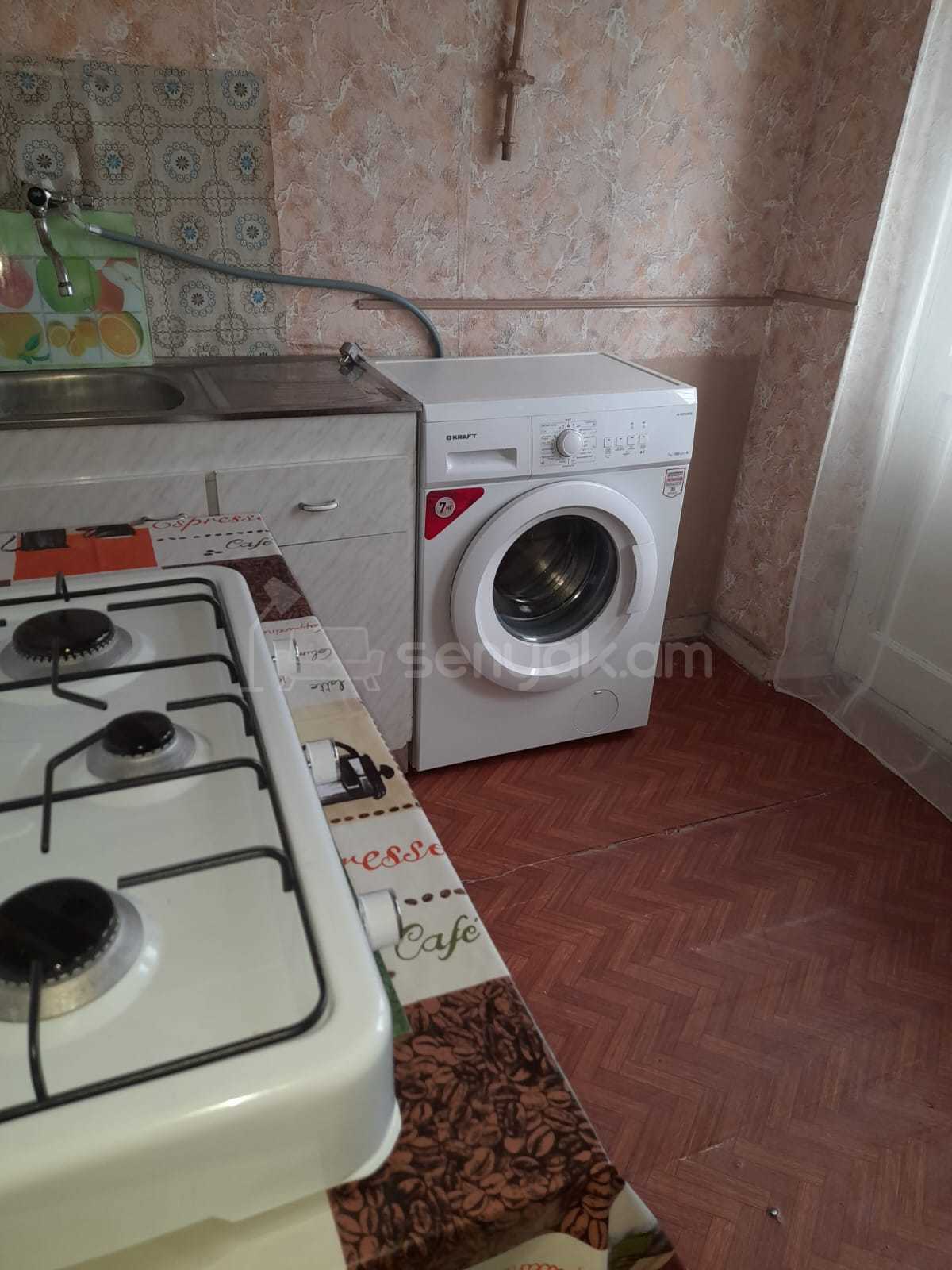 1 Սենյականոց Բնակարան Քարե Շենքում, 40քմ, 1/5 հարկ, Նորմալ Վիճակում, Կահավորված