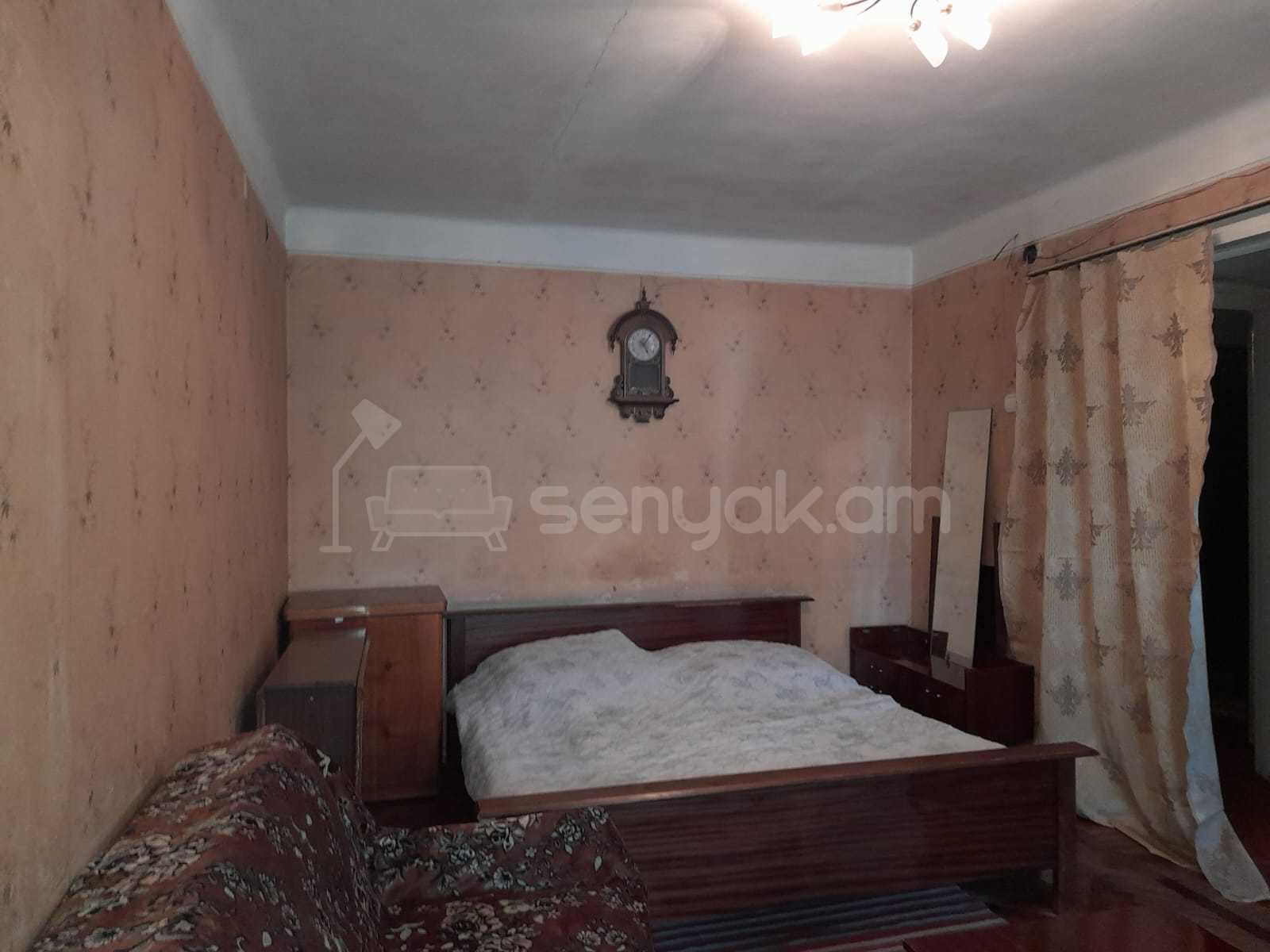 1 Սենյականոց Բնակարան Քարե Շենքում, 40քմ, 1/5 հարկ, Նորմալ Վիճակում, Կահավորված
