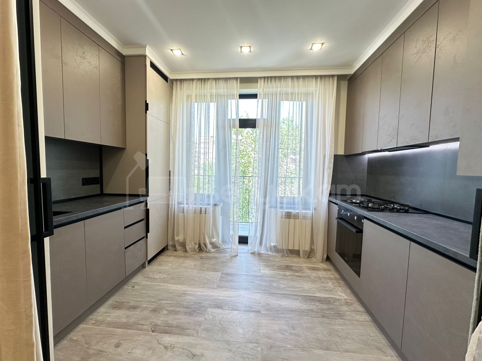 2 Սենյականոց Բնակարան Քարե Շենքում, 64քմ, 3/5 հարկ, Դիզայներական Վերանորոգված